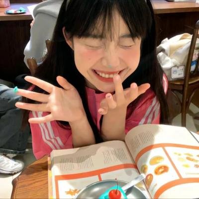乐坛天后被曝机场牵手女助理，长达一周豪宅门口画面流出